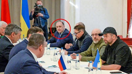 Denis Kireev (încercuit) participă la negocieri