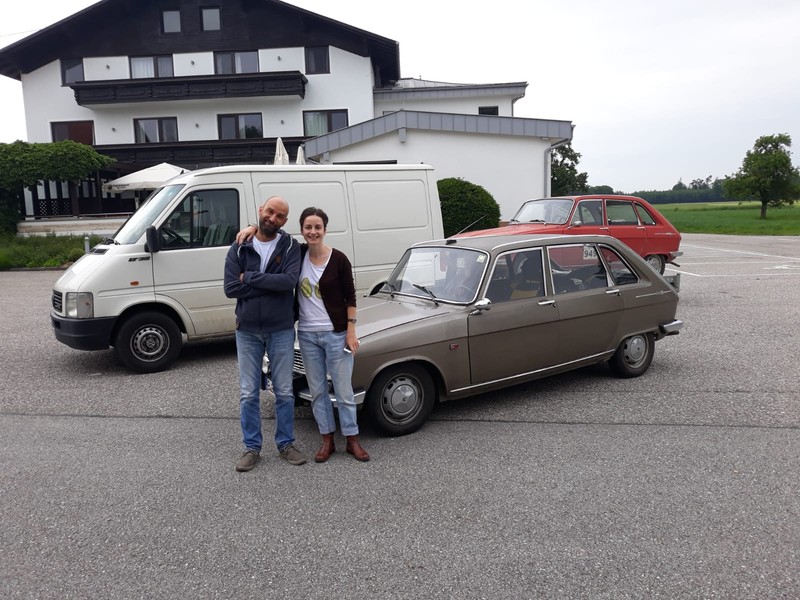 Cele trei mașini ale expediției românești, în parcarea pensiunii din Austria unde am înnoptat la dus.