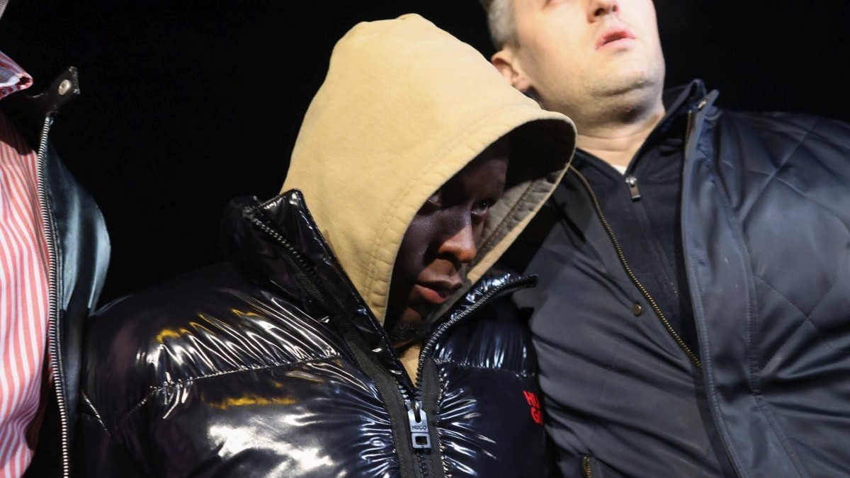 Kader Keita este escortat de polițiști după ce a fost reținut 24 de ore