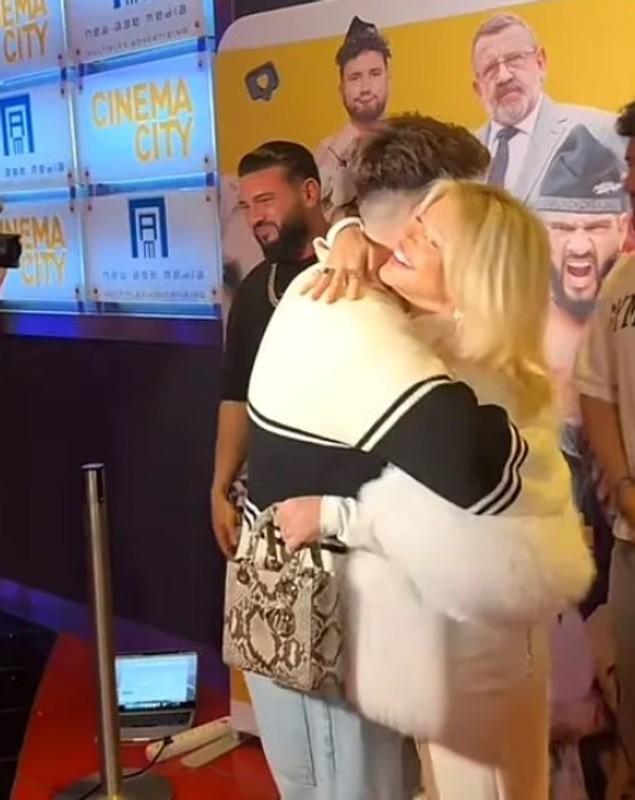 Imagini cu Loredana Groza când se sărută cu un tânăr la cinema. Cine este Bisoi Petruț VIDEO