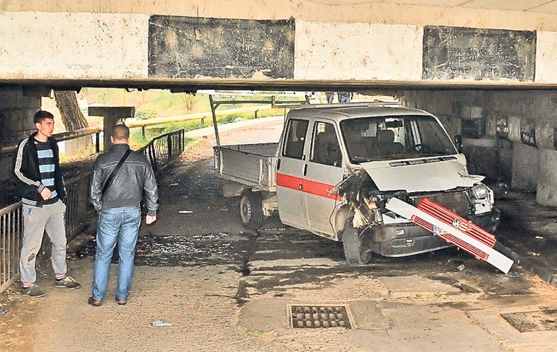 Hoţul a făcut accident cu maşina de «împrumut»