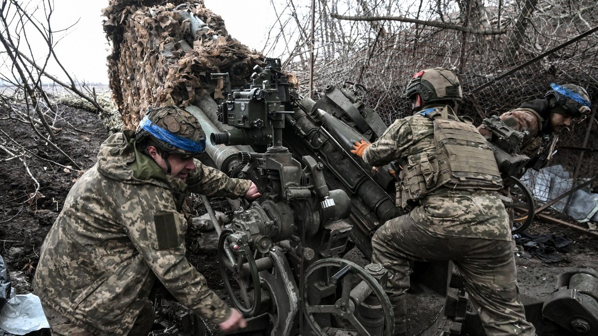 Soldați ucraineni din Brigada de Artilerie 44, pe frontul din Dnipropetrovsk Foto: Profimedia