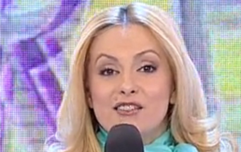 Simona Gherghe RISIPEŞTE MISTERUL eşarfelor! Uite ce INTERVENŢIE ŞI-A FĂCUT LA GÂT