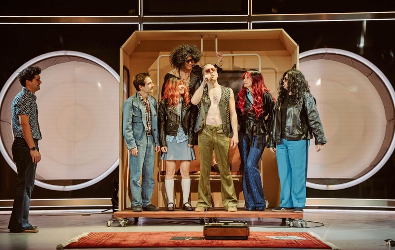 Romanul cult „Muzici și faze” devine spectacol de teatru. Cristian Ban recreează adolescența anilor '70: „Mi-ar plăcea ca lumea să iasă copleșită de la spectacol”