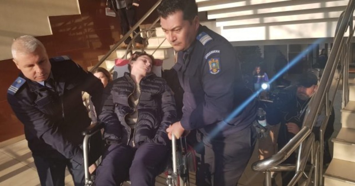 Fata paralizată după un accident produs de un comisar din Iași, urcată pe brațe pe scările instanței. Ana Maria a fost adusă în scaunul cu rotile
