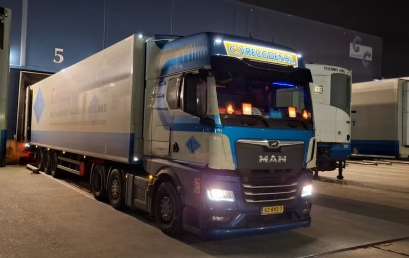 Cum arată cabina unui șofer de TIR după ce a fost jefuit într-o zonă industrială din Franța unde oprise să doarmă