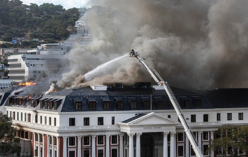 Incendiul de la Parlamentul din Cape Town a reizbucnit, după ce inițial fusese controlat