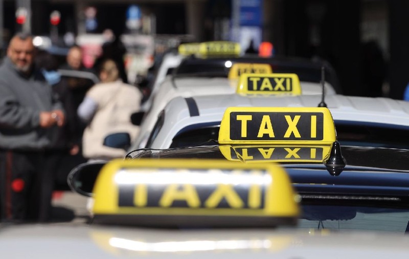 „Fac 100.000 de euro pe lună”: trei bărbați au preluat 11 firme de taxi în Austria și le-au vândut ilegal mașinile, în Germania