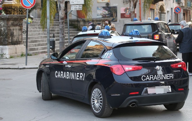 Un român care a vrut calmante și a luat doi ostatici într-o farmacie din Italia, iar apoi s-a deghizat ca să scape de polițiști riscă 12 ani de închisoare