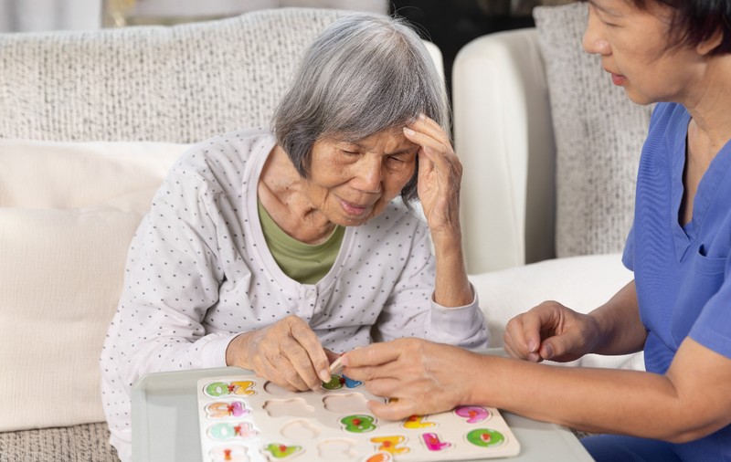 Marea Britanie începe testarea unui diagnostic revoluționar pentru Alzheimer, pe bază de sânge