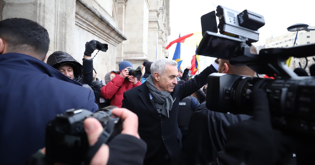 Călin Georgescu, filmat de jurnaliști, în timp ce a ajuns la Curtea de Apel București și salută oamenii care au venit să-l susțină