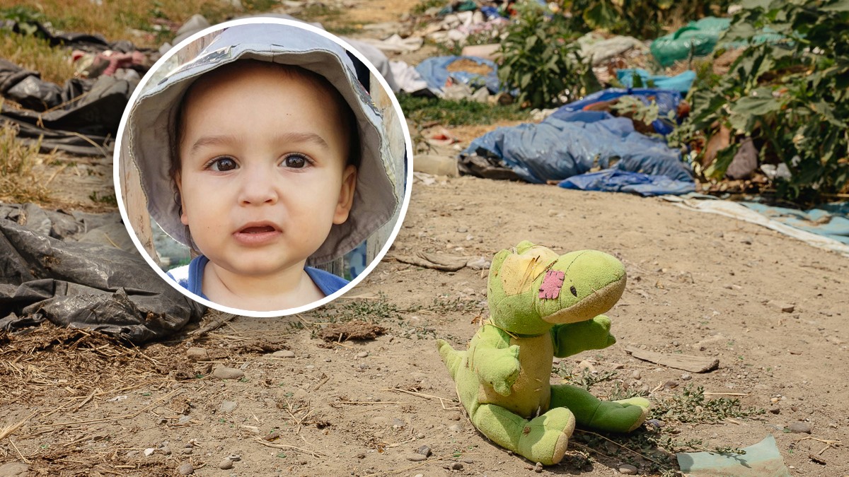 Un colaj cu un teren viran plin de gunoaie si un ursulet de plus si un medalion cu un baietel