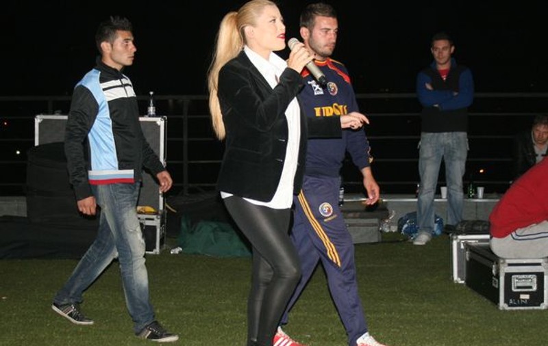 Foto | Elena Gheorghe şi Corina Bud au cântat pe bloc, pentru vecini
