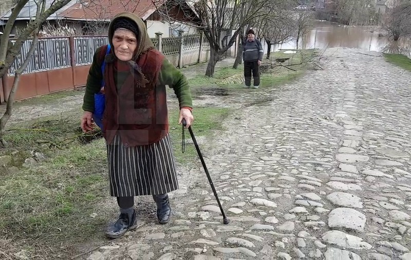 VIDEO/Inundații în Teleorman. Localitatea Drăgăneşti-Vlaşca, lovită a doua oară în câteva zile de o viitură. ”Suntem blestemaţi să trăim aşa!”