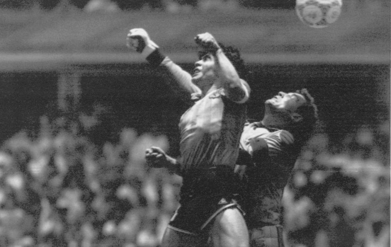 Mingea cu care Maradona a marcat golul supranumit „Mâna lui Dumnezeu” se vinde la licitație începând cu 2,5 milioane de lire sterline