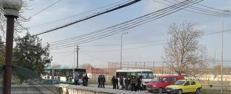 Aglomerație la microbuzele care pleacă din Iași spre comunele din jur FOTO: bzi.ro