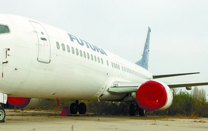 Au abandonat un avion pe pistă!