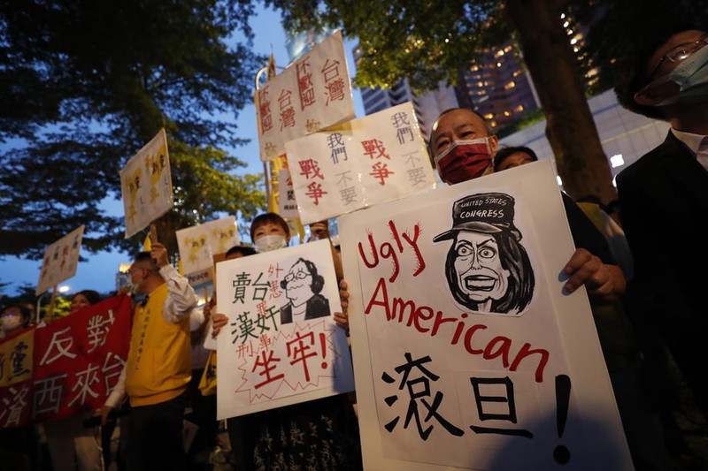 Protest împotriva vizitei lui Nancy Pelosi pe străzile din Taipei Foto: EPA