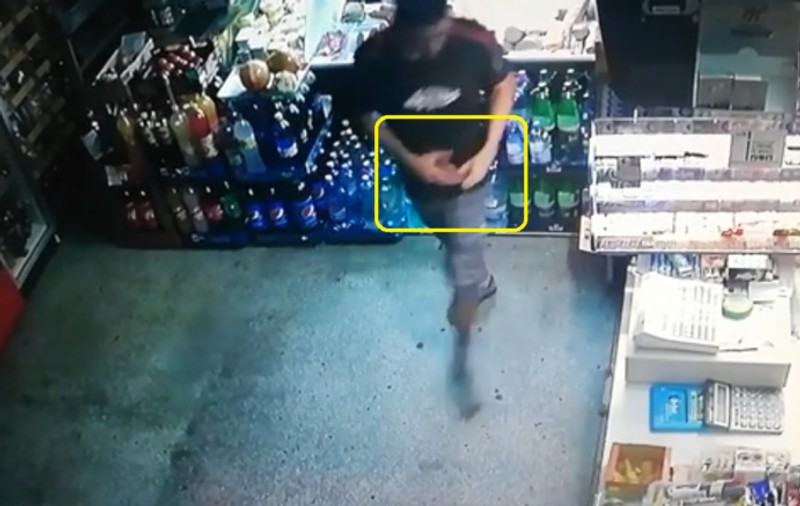 VIDEO | Cum a reușit un hoț din Satu Mare să fure un teanc de bani dintr-o casă de marcat