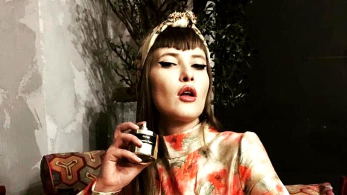 Iulia Albu, mesaj de Revelion. "Degeaba ești frumoasă dacă nu ești proastă și degeaba ai bani dacă nu ai mulți"