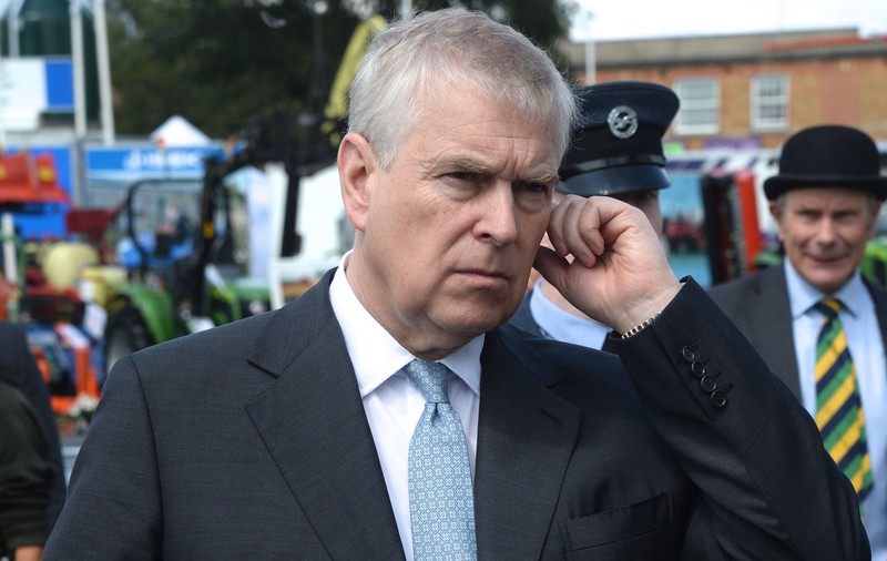 Fostul prinț Andrew al Marii Britanii, arestat chiar de ziua sa, a fost eliberat după câteva ore: „Părea amețit, șocat”