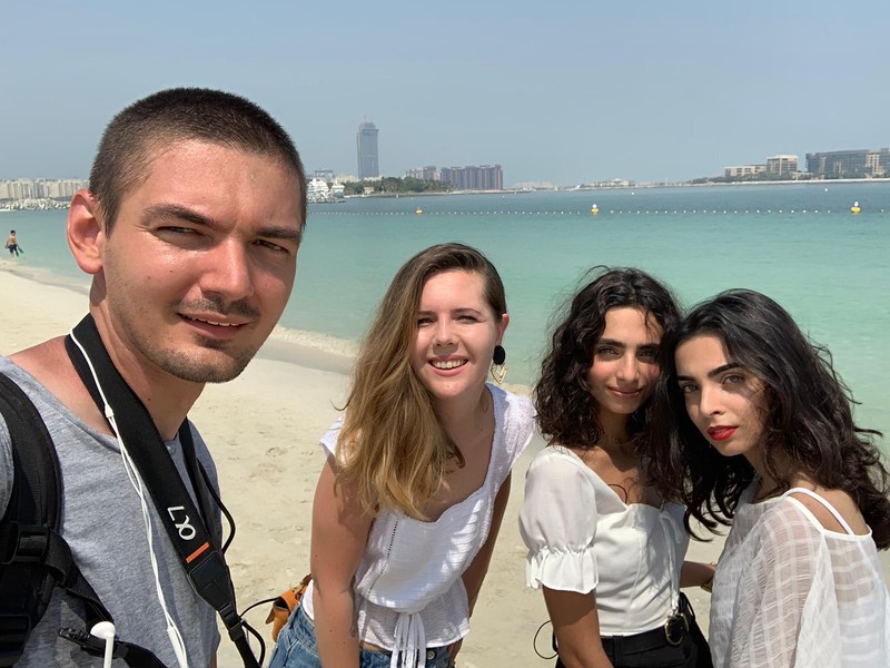 Echipa Freedom Station și cele două sosii, pe o plajă din Dubai