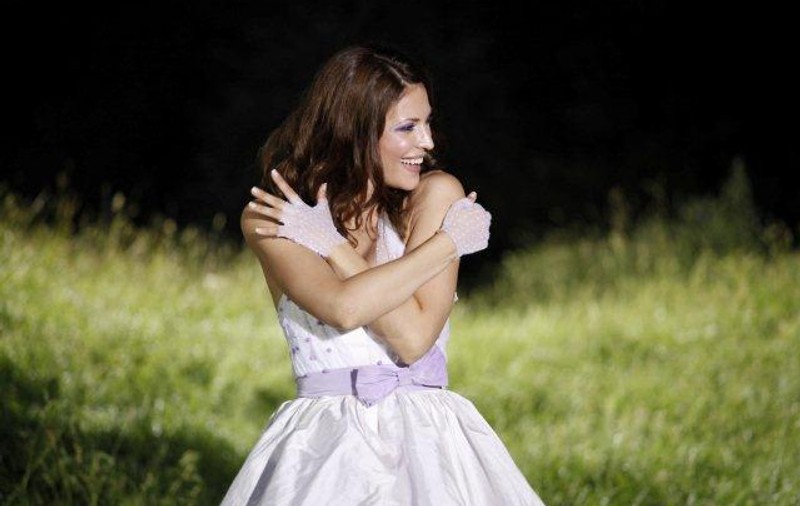 Video | Adrianne a creat Ţara Minunilor pentru videoclipul piesei “As one”