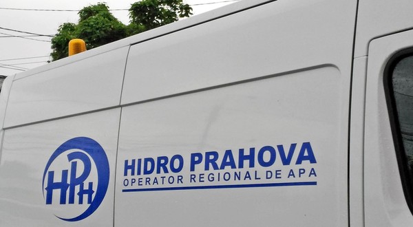 O mașină albă pe care scrie HIDRO Prahova SA