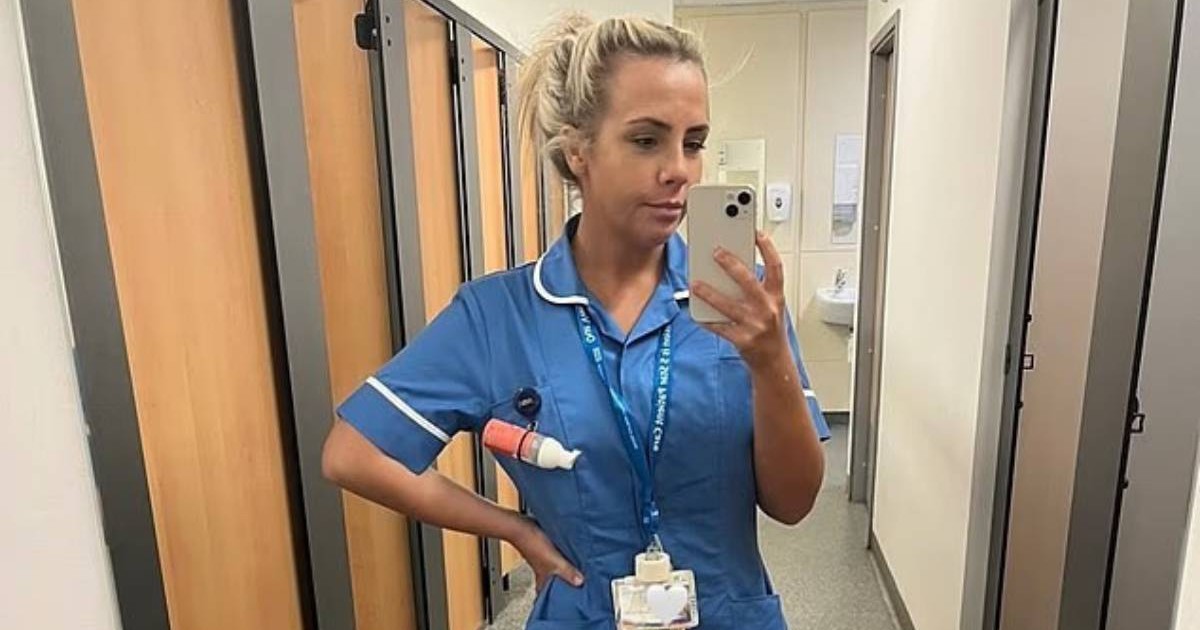 Meg Lynch, o asistenta din Marea Britanie, in uniforma albastra, cu ecuson la gat, isi face o poza in oglinda intr-o toaleta, se vad usi mari si o chiuveta in spate