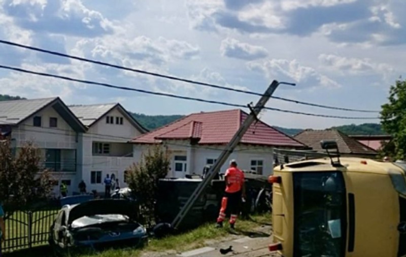 Accident grav lângă Pitești. Un mort şi trei răniţi după ce o mașină a intrat într-o autoplatformă