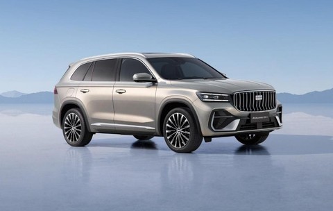 SUV argintiu Geely Monjaro EM-i, pe fundal albastru