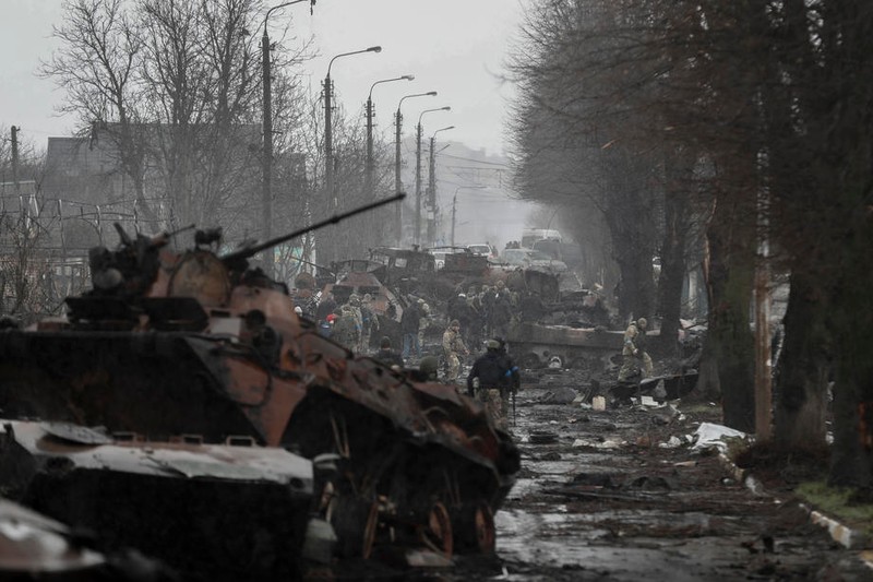 Vehicule militare ruse distruse de forțele ucrainene, după ce au fost atrase într-o ambuscadă, în primele zile ale conflictului, la scurt timp după ce rușii au intrat în Bucha | Foto: EPA
