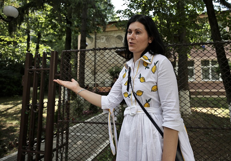 Hermina Munteanu este una dintre mamele care au venit la Școala „Coresi” să depună contestație