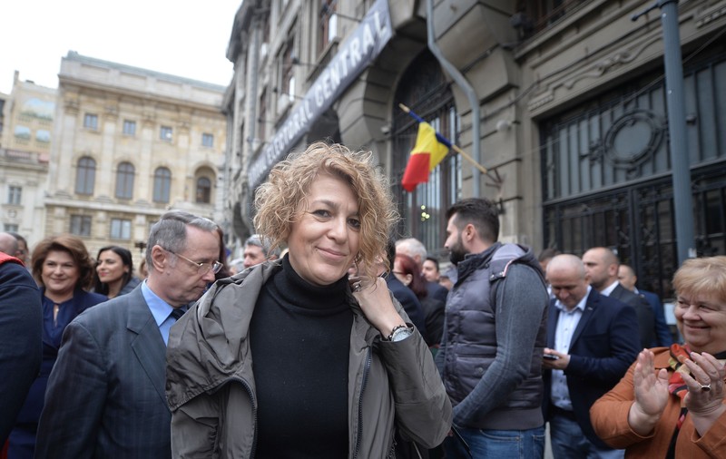 VIDEO/ Carmen Avram, atac la Dacian Cioloș la un târg din Botoșani: „Aș vrea să-mi cer iertare în numele acelui comisar european care spune că este român”. Reacţia fostului premier