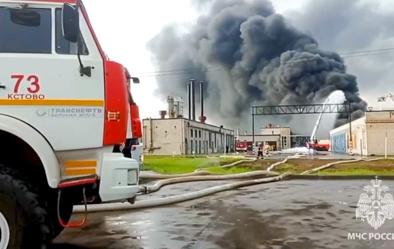 Lukoil și-a închis toate marile rafinării din Rusia din cauza atacurilor cu drone, în timp ce rușii nu mai pot cumpăra benzina lor preferată