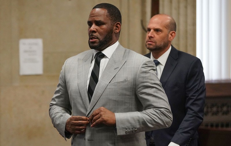 R. Kelly, găsit vinovat de trafic de persoane. Cântărețul riscă zeci de ani de închisoare