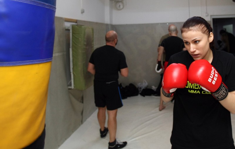 Premieră la Superkombat Ploiești! Pictorița absolventă de teologie urcă în ring / GALERIE FOTO