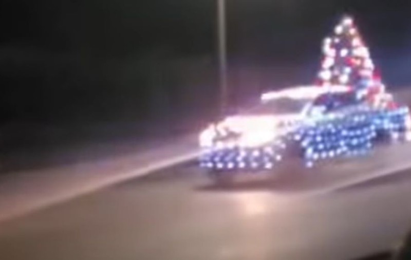 Zeci de mașini împodobite cu luminițe au umplut străzile din Galați. Parada din Corod este la a treia ediție | VIDEO