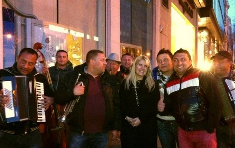 Udrea s-a pozat la Madrid cu "un grup de români care cântau foarte frumos"