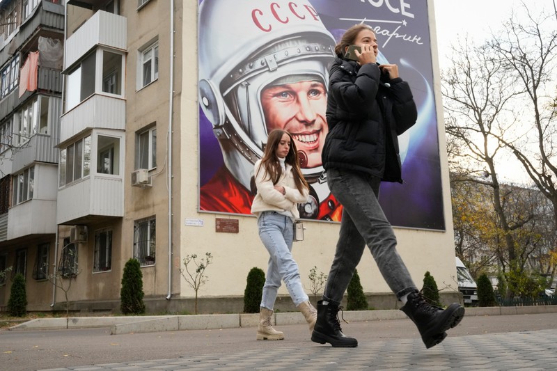 Un afiș cu portretul cosmonautului sovietic Iuri Gagarin, pe o stradă din Tiraspol | Foto: Profimedia