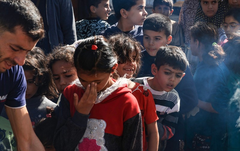 „Nu mai pot suporta", spune un palestinian din Gaza, tatăl a patru copii, pe fondul lipsei de hrană și apă. „Sunt bombardamente, fetele plâng și tremură de frică"