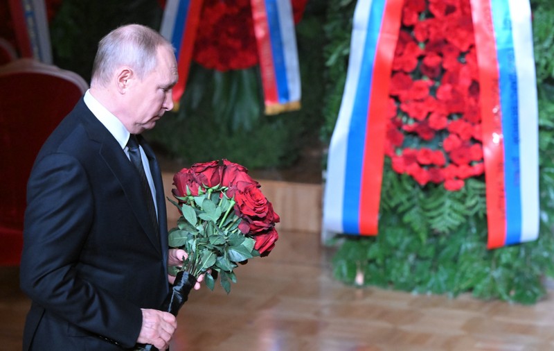 VIDEO | Vladimir Putin, la funeraliile lui Vladimir Jirinovski. A adus un buchet de flori și s-a închinat lângă sicriu