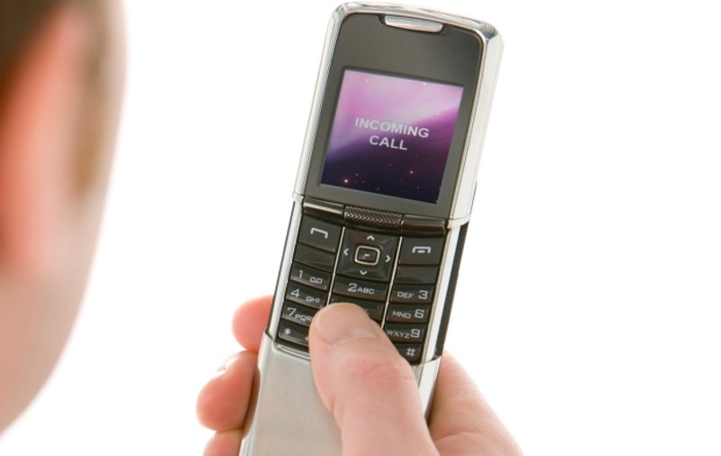 Ce scârbos! Telefonul tău mobil este 18 ori mai murdar ca toaleta bărbaţilor