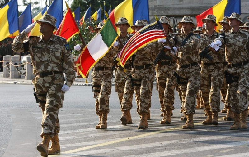 Militarii români din Bosnia au primit bilete pentru meciul de la Zenica
