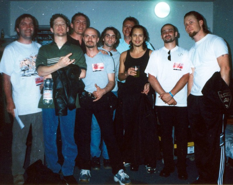 Fotografii inedite din anul 1999: Metallica, în culise, alături de trupa Antract