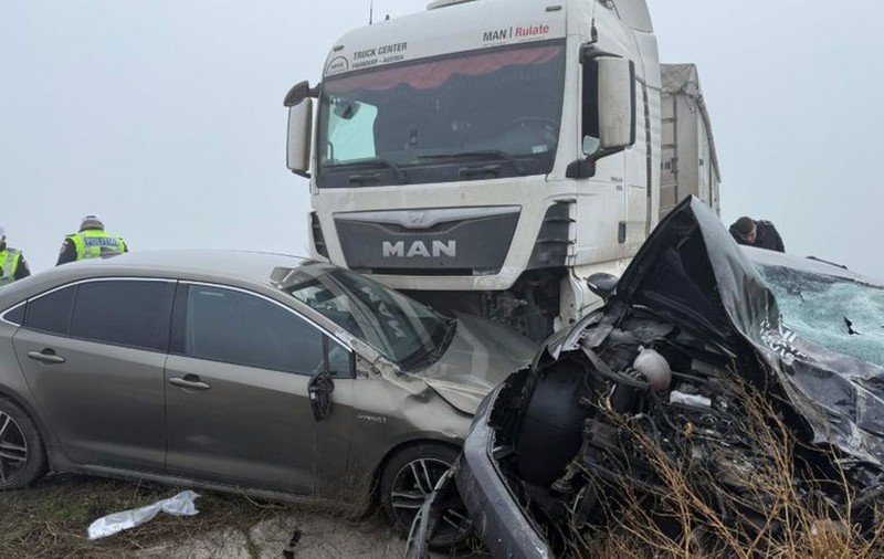Accident grav, cu trei mașini implicate, în apropiere de Baia, județul Tulcea. O persoană a rămas încarcerată