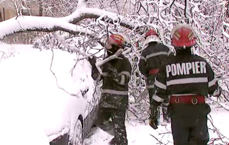 11.000 de pompieri și polițiști, mobilizați în urma avertizării meteo de viscol și ninsori