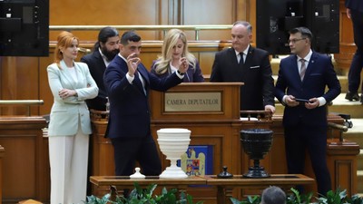 George Simion voteaza impotriva Guvernului Bolojan FOTO Dumitru Angelescu