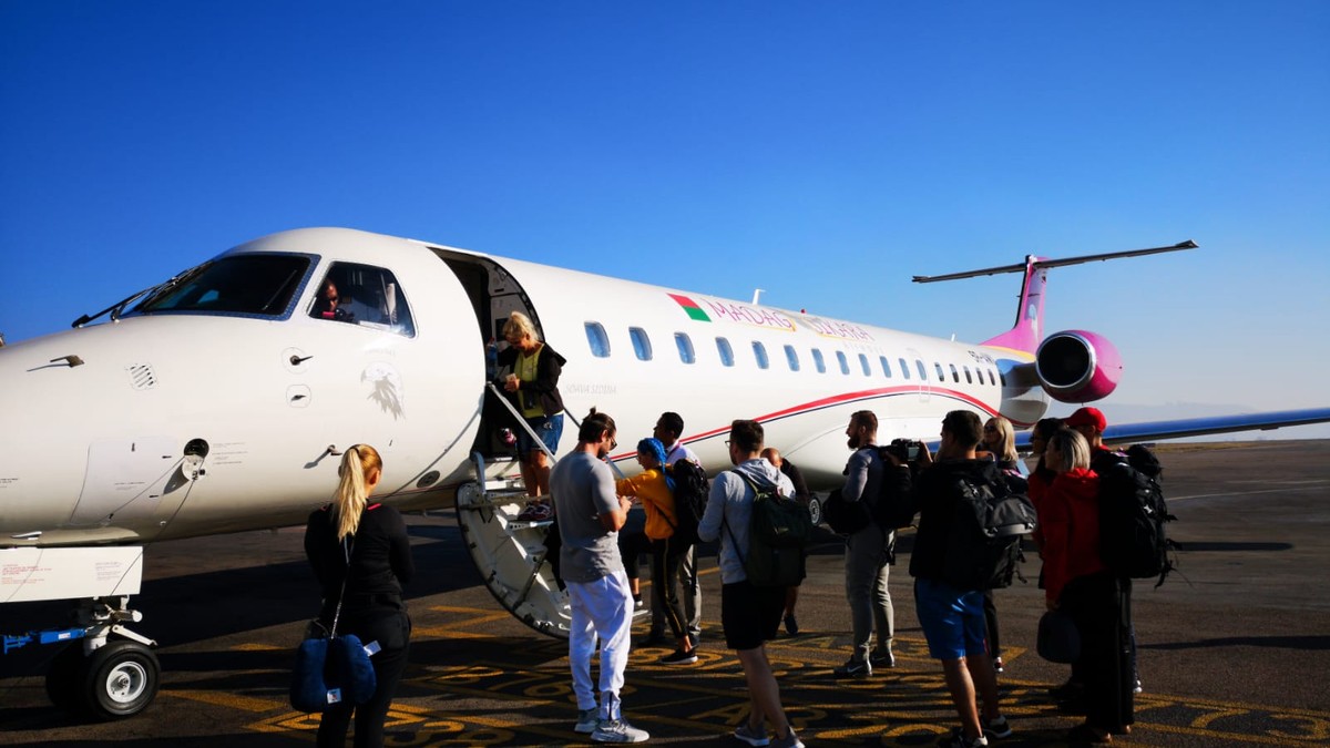 Dupã un zbor de aproape 24 de ore, cei 21 de membri ai celor trei triburi au ajuns în Madagascar | FOTO