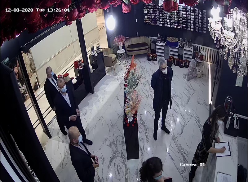 Captură video care-i arată pe cei cinci în acțiune.